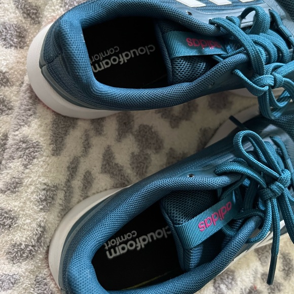 Adidas cloud foam comfort tennis shoes - Picture 2 of 4